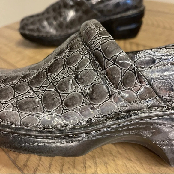 B.O.C Born Comfort Womens Size US 7 Clogs Shoes Embossed Croc Reptile Grey boc - Picture 6 of 13
